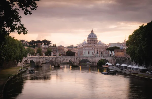 Touristen Und Postkartenansicht Der Angelo Brücke Mit Vatikan Und Petersdom — Stockfoto