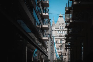 İngiltere 'nin başkenti Londra' da yaz güneşinin altındaki British City Landmark Tower Bridge 'in doğrudan görüntüsü.