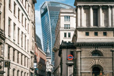 Londra - 21 Mayıs 2022 - Londra 'da Bank Underground Station, Londra, İngiltere, İngiltere ile Geleneksel & Modern British Skyline