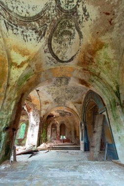 Rusya 'daki terk edilmiş eski Ortodoks kilisesinin mahzeninin dikey çerçevesi. Kırık zemin. Kapalı pencereler görülebilir. Boya soyuyordum. Gün ışığı.