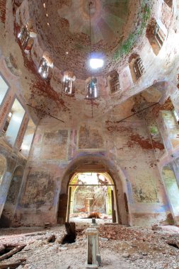 Rusya 'daki eski Ortodoks kilisesinin orta kısmından çıkış. Kubbe kısmen görünür. Soyulmuş boya ve eski kırmızı tuğlalar. Simetri. Gün ışığı.