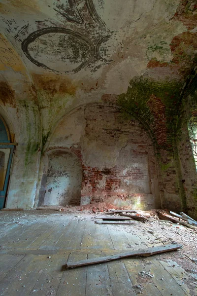 Die Mauer Des Torbogens Der Alten Zerstörten Und Verlassenen Orthodoxen — Stockfoto