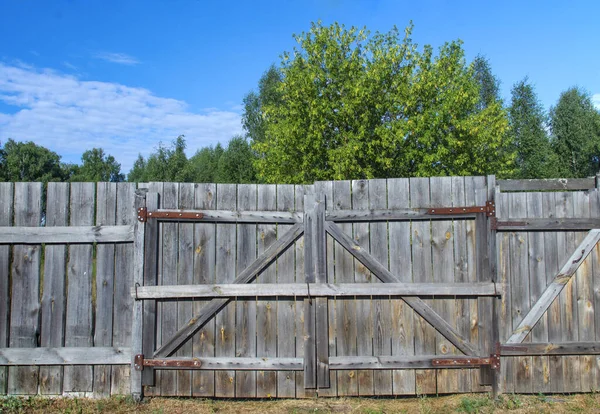 Old Wooden Gate Made Planks Bolted Wooden Crossbar Hard Sunlight — Stock Photo, Image