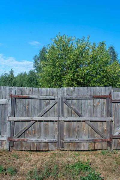 Old Wooden Gate Made Planks Fastened Wooden Crossbar Vertical Framing — Stock Photo, Image