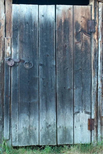 Stare Drewniane Drzwi Zamknięte Zardzewiałą Stodołą Deski Ciemnego Drewna Zardzewiałe — Zdjęcie stockowe
