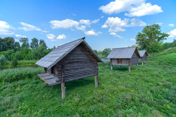 Trzy Stare Słowiańskie Drewniane Stodoły Słupach Pobliżu Rzeki Latem Błękitne — Zdjęcie stockowe