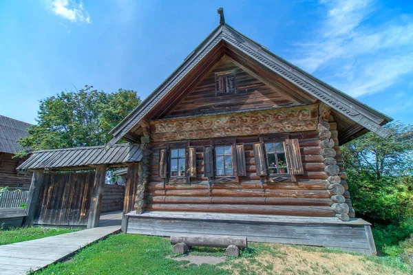 Avluya ahşap kapılı odunlardan yapılmış eski bir Slav evi. Yaz. Açık mavi gökyüzü. Gün ışığı.