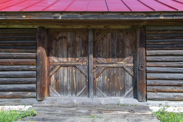 Zamknięta Brama Starego Drewnianego Dziedzińca Czerwonym Metalowym Dachem Mroczne Kłody — Zdjęcie stockowe