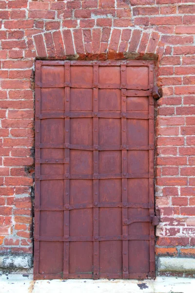 Una Vieja Puerta Cuadrangular Oxidada Una Pared Ladrillo Rojo Una —  Fotos de Stock