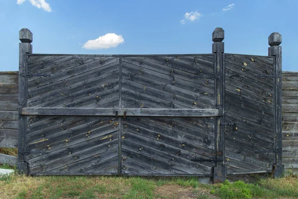 Antiguas Puertas Con Una Puerta Cerrada Travesaño Madera Candados Lazos —  Fotos de Stock