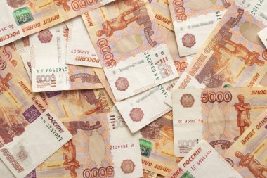 Khabarovsk manzaralı beş bin Rus rublesinin yakın çekimi. Altüst olmuş banknotlar. Yumuşak ışık.