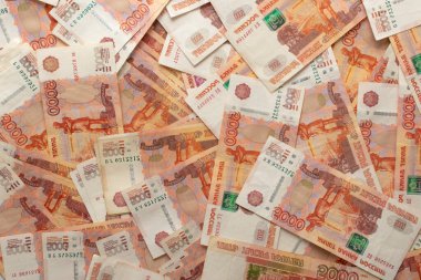 Beş bin Rus rublesinden oluşan bir bankanın yakın plan çekimi. Altüst olmuş banknotlar. Yumuşak ışık.