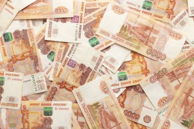 Farklı taraflardan gelen Rus rublesinin binde beşlik banknotlarının makro fotoğrafları. Altüst olmuş banknotlar. Yumuşak ışık.