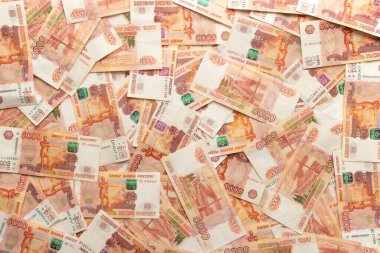 Farklı taraflardan gelen beş bin Rus rublesi. Faturalar farklı taraflardan çevrilmiş. Yumuşak ışık.