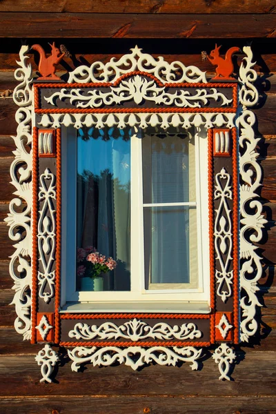 Rustykalne Okno Wyrzeźbionymi Okiennicami Starego Domu Drewna Nowoczesne Okna Podwójną — Zdjęcie stockowe