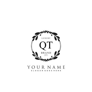 İlk QT güzellik monogramı ve zarif logo tasarımı, ilk imzadan oluşan el yazısı logosu, düğün, moda, çiçekli ve yaratıcı şablona sahip botanik.