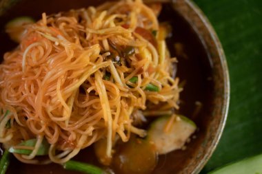 Tum Sua, pirinç eriştesi, Tayland yemeği, baharatlı papaya salatası