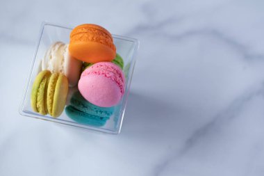 mermer zemin üzerinde çok renkli badem kurabiyeleri