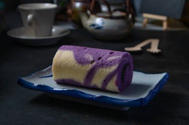 Siyah arkaplanda yabanmersini reçelli kek