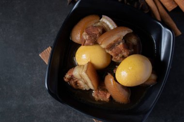 Tayland soslu yumurta ve domuz yahnisi.