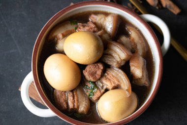 Tayland soslu yumurta ve domuz yahnisi.