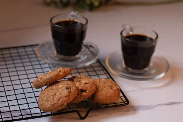 Galletas Chocolate Rejilla Negra Sobre Mesa Mármol Blanco Enfoque Selectivo — Foto de Stock