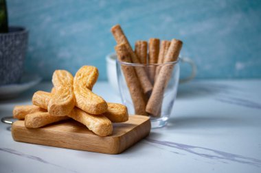 Mavi arka planda Danimarka pastası ve gofretleri