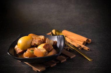 Tayland soslu yumurta ve domuz yahnisi.