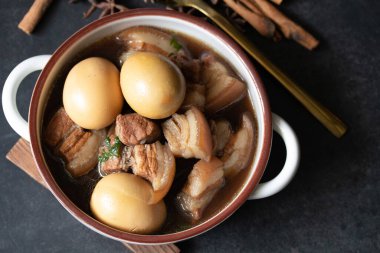 Tayland soslu yumurta ve domuz yahnisi.