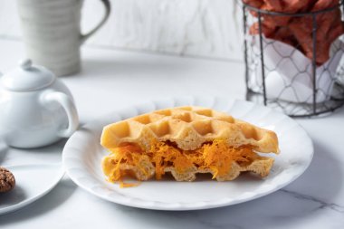 Beyaz tabakta Thai foi tanga waffle 'ı ve kahve kupası atıştırmalığı konsepti.