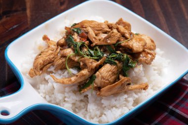 Fesleğenli kızarmış tavuk, popüler Tayland yemeği.