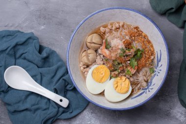 Tom Karides ve Yumurtalı Erişte