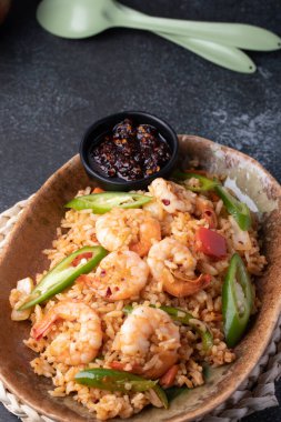 Karidesli kızarmış pilav.