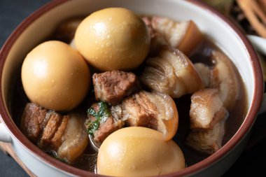 Tayland soslu yumurta ve domuz yahnisi.