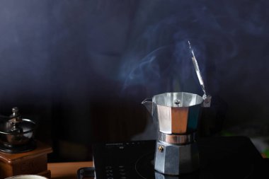 Kahve yapmak için Moka Ot ve taze kahve için sigara