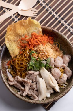 Kurutulmuş erişte, domuz eti ve balık köftesi.