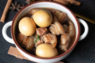 Tayland soslu yumurta ve domuz yahnisi.