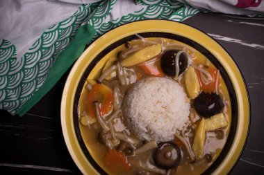 Mantarlı sebzeler, havuçlar, pirinçli bebek mısırı, sağlıklı gıda konsepti.