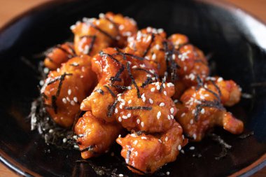 Baharatlı Kore soslu kızarmış tavuk ve yosun.