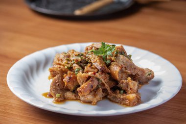 Baharatlı Izgara Domuz Boyun Larb, popüler bir Tayland yemeği.