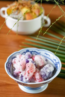 Hindistan cevizi sütü serpilmiş Hindistan cevizi 