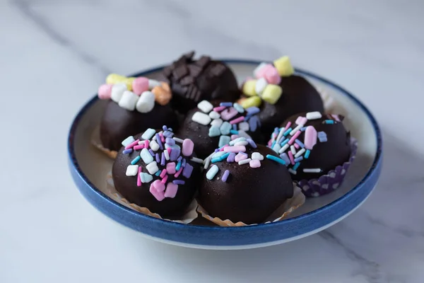 Csokoládé Golyók Szórt Színes Cukor Aranyos Sütemények — Stock Fotó