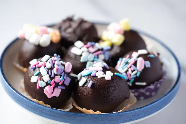 Bolas Chocolate Espolvoreado Con Azúcar Color Pasteles Lindos — Foto de Stock