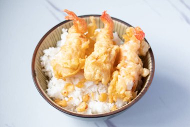 Buharda pilavlı karides Tempura 'sı