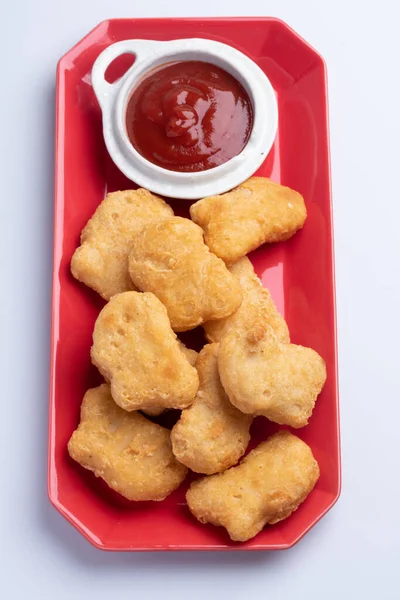 Nuggets Pollo Con Salsa Tomate Plato Rojo —  Fotos de Stock