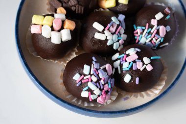 Renkli şeker serpiştirilmiş çikolata topları, tatlı kekler..
