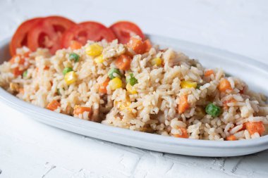 Kızarmış pilav, karışık sebze ve domuz eti.