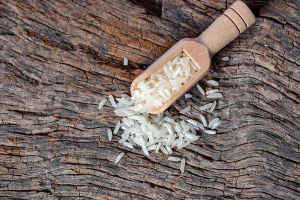 Montón Arroz Blanco Una Cuchara Madera Sobre Fondo Madera — Foto de Stock