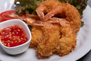 Soslu kızarmış karides tempura.