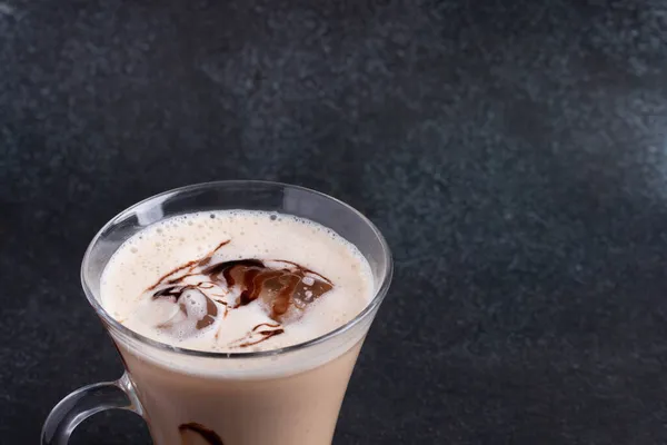 Siyah Arka Planda Berrak Bir Bardakta Buzlu Kahve — Stok fotoğraf